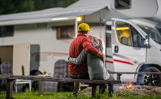 pareja mirando una autocaravana blan