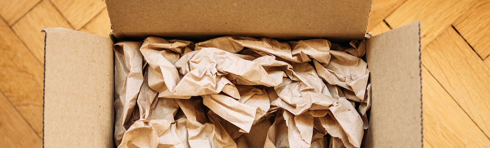 Protezione in carta all'interno di una scatola da imballaggio in cartone marrone
