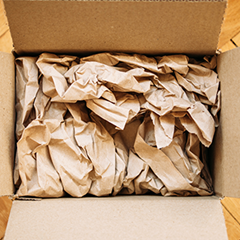Protezione in carta all'interno di una scatola da imballaggio in cartone marrone