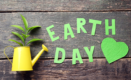 Letras de papel con "Earth Day" con textura de madera