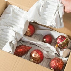 Decoraties in doos zijn beschermd met papier in de tussenruimtes