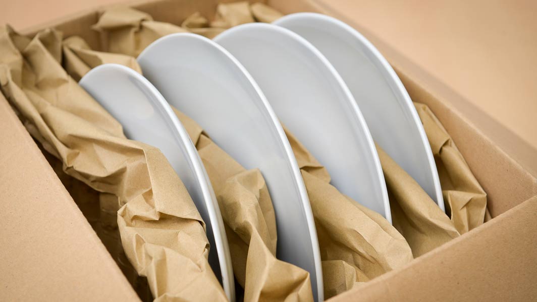 Strati di imballaggio in carta a modulo continuo utilizzati per proteggere stoviglie.