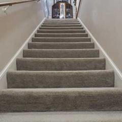 escalera con alfombra gris