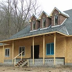 oranje stenen huis met grijs dak