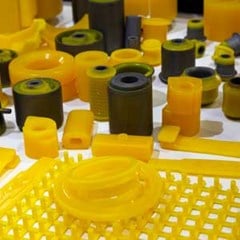 gelbe Formteile aus Kunststoff