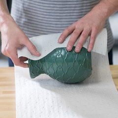 Mousse PP utilisée comme emballage de protection pour un vase en céramique vert.