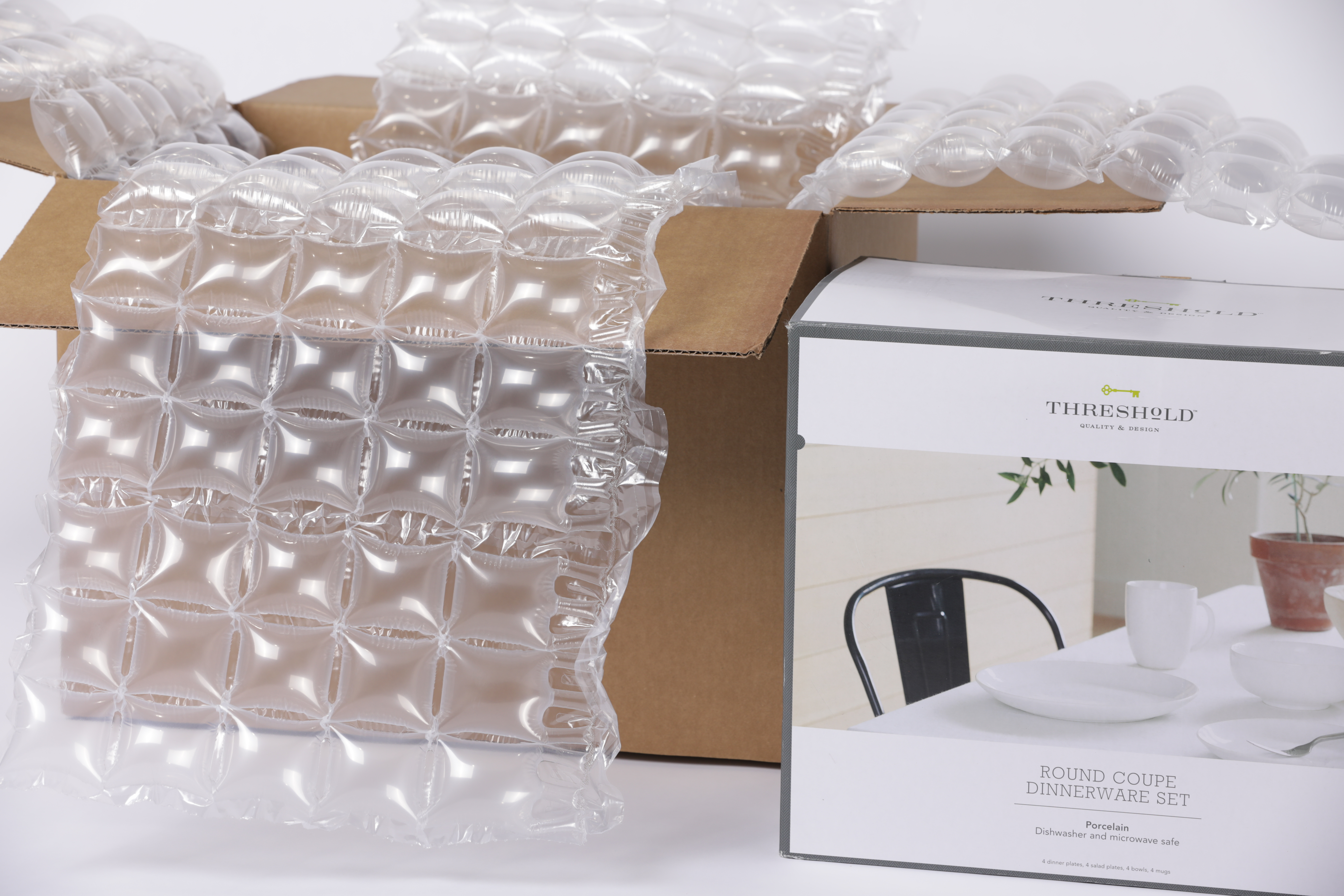 Caja de embalaje exterior con barrera con acolchado híbrido