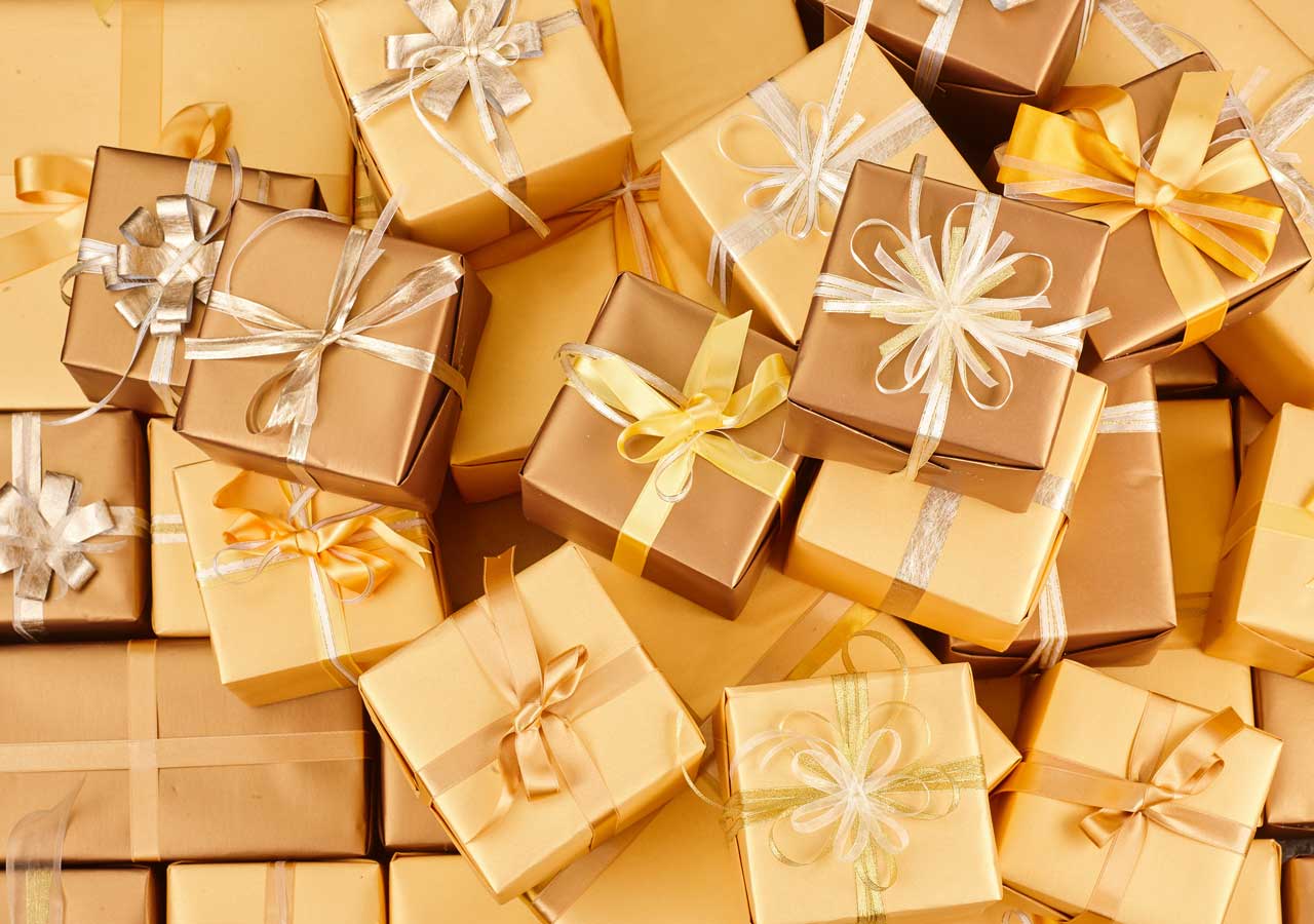 Embalaje de regalo dorado de Navidad con cinta