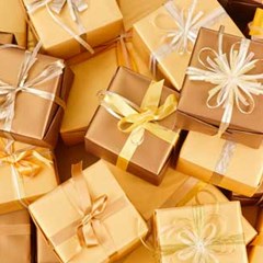 Paquetes de regalo dorados con lazo