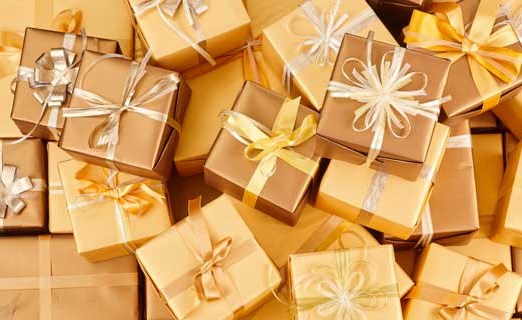 Goldene Weihnachtsgeschenkpakete mit Schleife