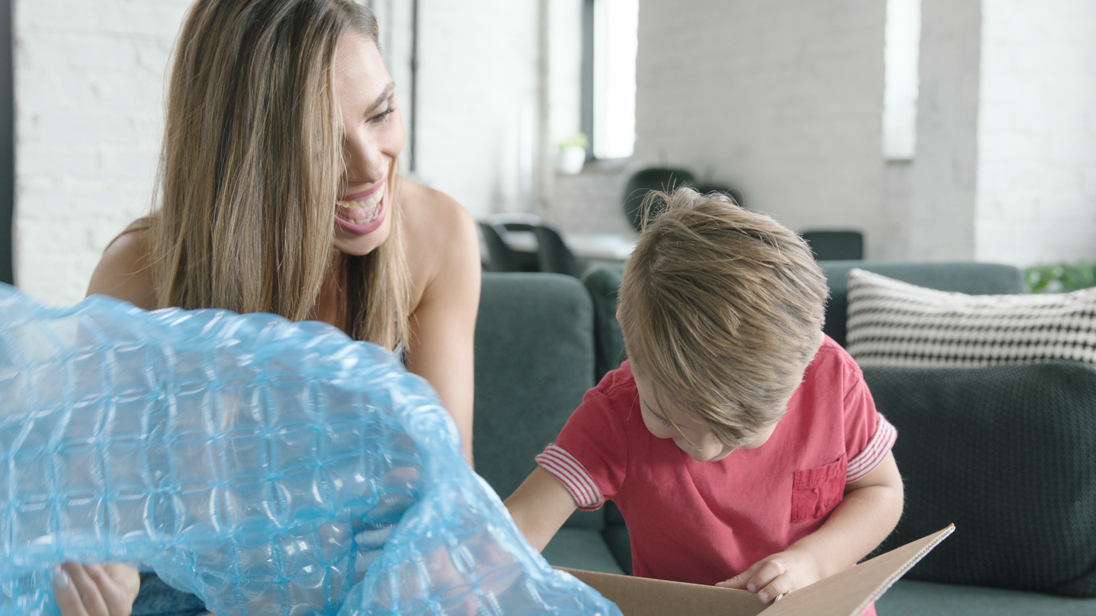 Famille ouvrant un emballage protégé par Inpsyre